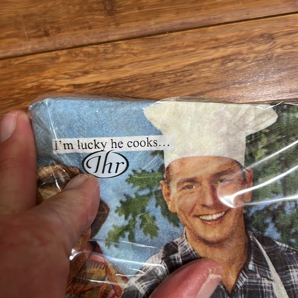 Cocktail napkins, Man & Lady grilling “I’m lucky he cooks He’s lucky I don’t” - Picture 2 of 3